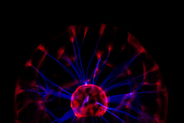 Fototapeta premium elektrisches Plasma in einer Glaskugel, mit Blitzen