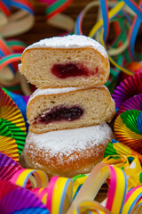 Pfannkuchen (Berliner) mit Puderzucker und Partydekoration