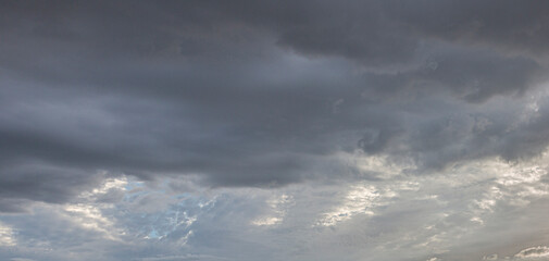Obraz premium Image of a dark and cloudy sky during the day
