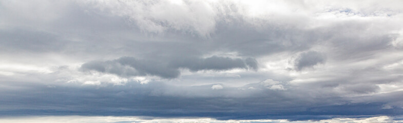 Obraz premium Image of a dark and cloudy sky during the day