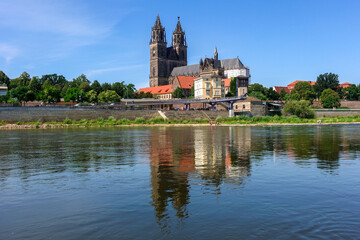 Fototapeta premium Dom und Elbe in Magdeburg, Sachsen Anhalt