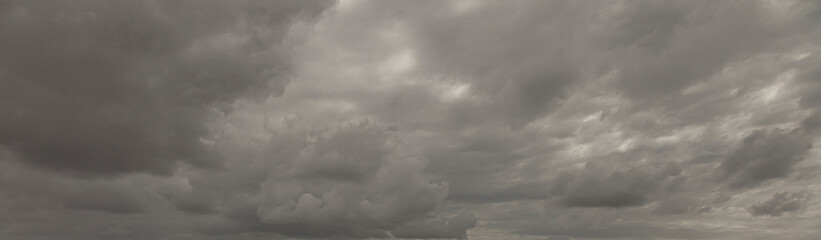 Obraz premium Image of a dark and cloudy sky during the day
