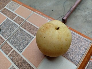 pear that has a yellow color on the outer skin