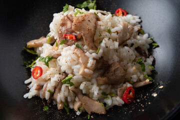 Piatto di risotto con funghi 