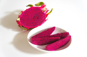 カットしたドラゴンンフルーツ