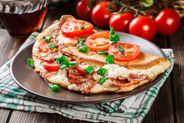 Omelette with bacon and tomatoes