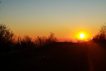 Bellissimo tramonto dal sentiero che porta al monte Bollettone in Lombardia, viaggi e paesaggi in Italia