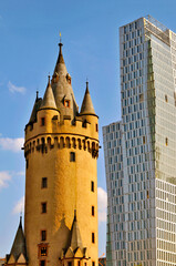 Fototapeta na wymiar Eschenheimer Turm in Frankfurt am Main mit modernem Bürogebäude im Hintergrund