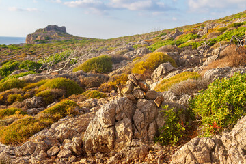 Felsige Steilk&uuml;ste im Westen der griechischen Insel Kythira im Abendlicht