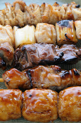 皿の上のやきとりのアップ