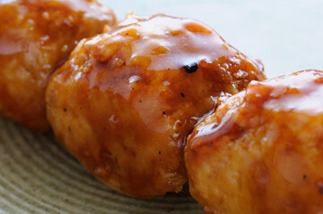 皿の上のやきとりのツクネのアップ