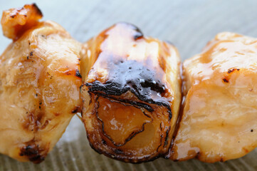 皿の上のやきとりのネギマのアップ