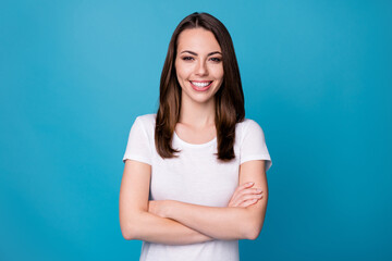 Photo of attractive confident lady hold arms hands crossed bossy worker intelligent person successful career team member wear casual white t-shirt isolated blue color background
