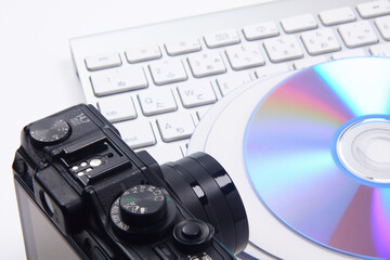 パソコンのキーボードとデジタルカメラ