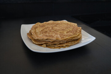 Dessert Nachspeise Vollkorn Crepes, ein Stapel Pfannkuchen auf einen Teller 