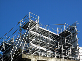 ビル改修工事の足場と青空