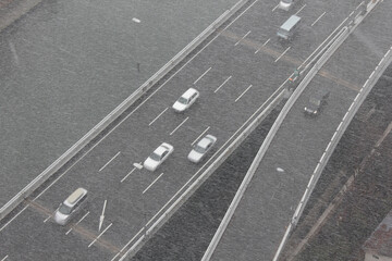 降雪の中を走る自動車