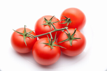 枝に付いた5個のフルーツトマト