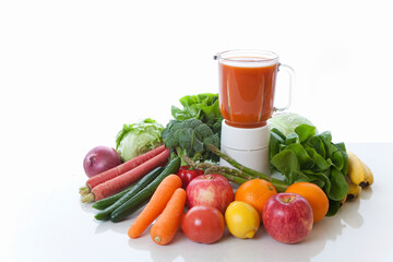 ジューサーと野菜果物の集合写真