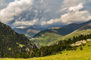 Paisaje de montañas y valles con nubes en el Pirineo 