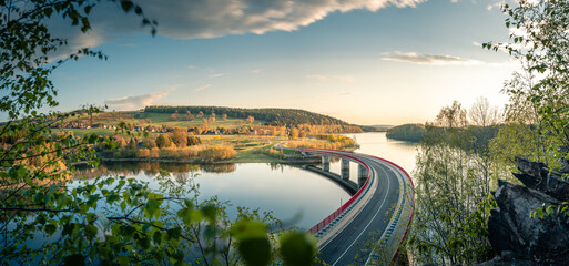 Landstraße mit Brücke über Stausee
