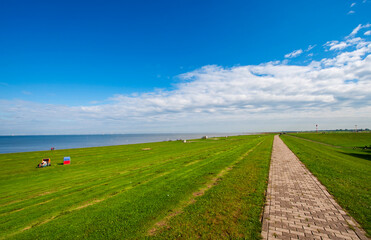 Deich und Elbstrand bei Otterndorf,Kreis Cuxhaven,Niedersachsen,Deutschland
