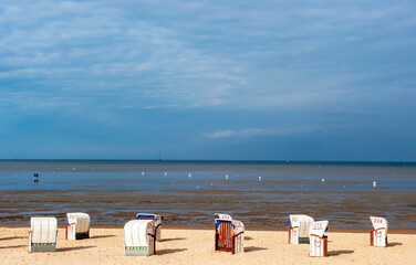Strandkörbe am Strand von Cuxhaven bei der Kugelbake