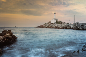 Amanecer en el faro de algún lugar © Javier