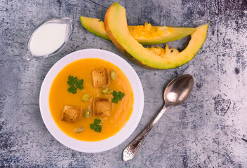 
Pumpkin puree soup with cream and garlic croutons.
Flat lei.