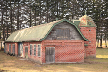 赤レンガの牛舎とサイロ © Paylessimages