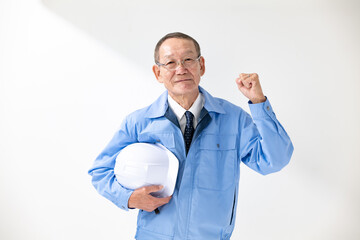 ガッツポーズ・作業着のシニア男性