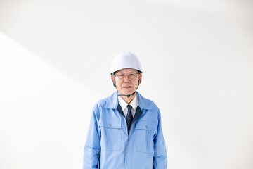 作業着のシニア男性