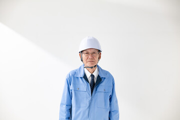 作業着のシニア男性