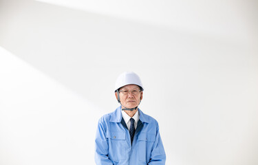 作業着のシニア男性