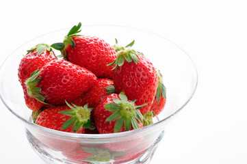 白バックにガラス器に入れた苺
