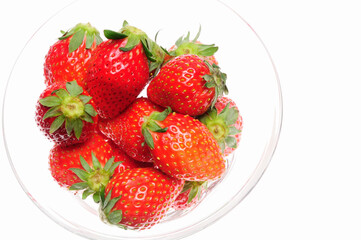 白バックにガラス器に入れた苺