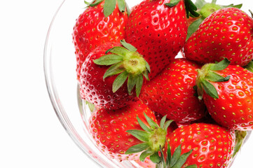 白バックにガラス器に入れた苺