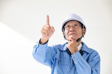 作業着のシニア男性