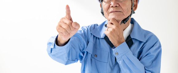 作業着のシニア男性