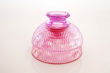 ピンク色のガラスの器