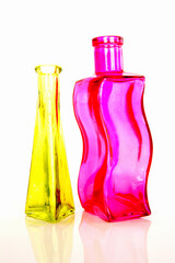 ピンク色の波形ガラスのボトルとグリーン色のボトル