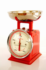 赤い色のキッチンスケール
