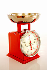赤い色のキッチンスケール