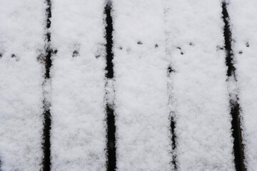 雪が降り積もった板