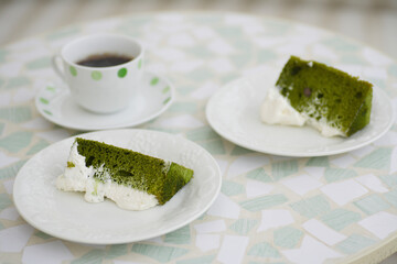 抹茶のシフォンケーキとコーヒー