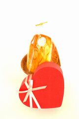 ハートのギフトボックスと手作りカップケーキ