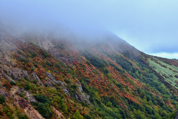 ガス（雲）がかかった那須岳の紅葉