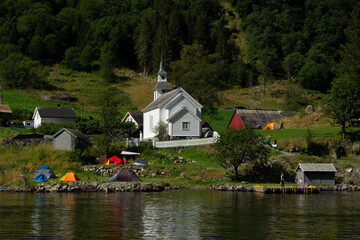 Eine Kirche am Rand eines Fjords in Norwegen