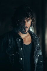 modelo atractivo con puro 