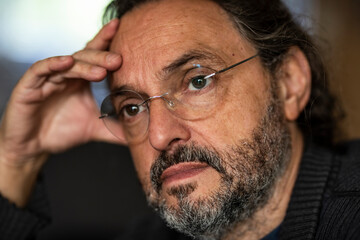 Mann, Bestager, Senior schaut skeptisch, Portrait